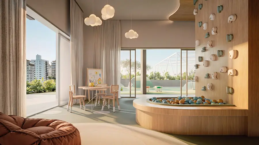 Espaço infantil com piscina de bolinhas e parede de escalada