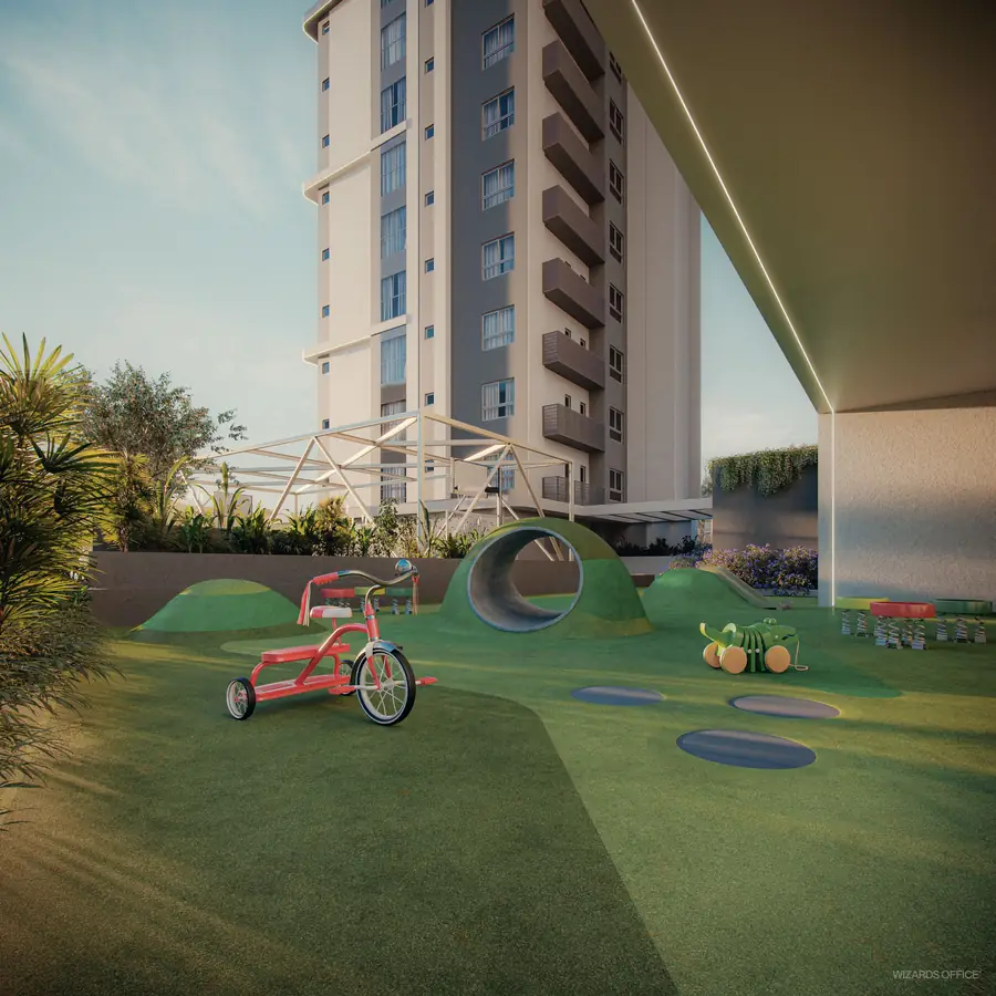 Parque infantil com gramado e brinquedos