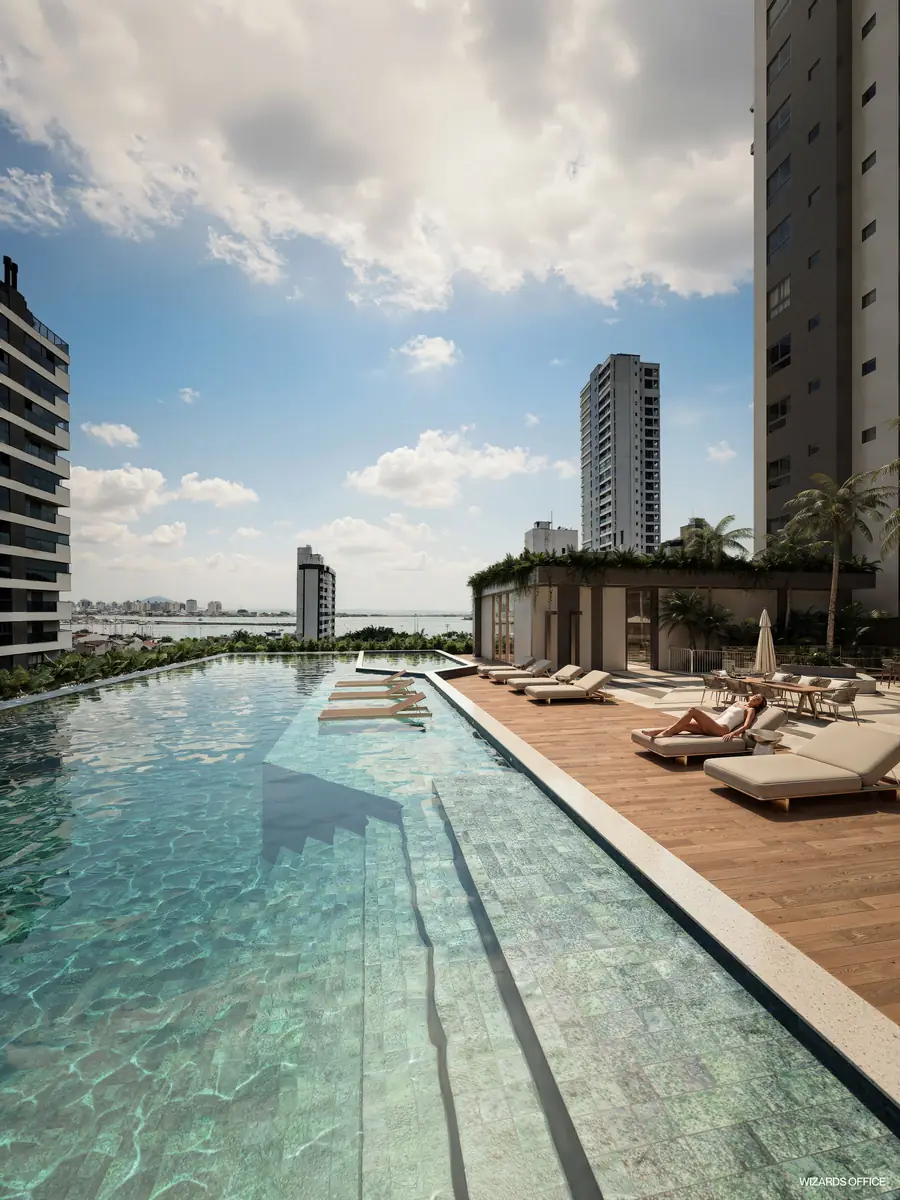 Piscina externa com deck de madeira e vista para o rio